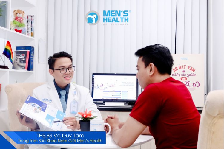 THS.BS Võ Duy Tâm thăm khám, tư vấn điều trị testosterone cho bệnh nhân mãn dục nam