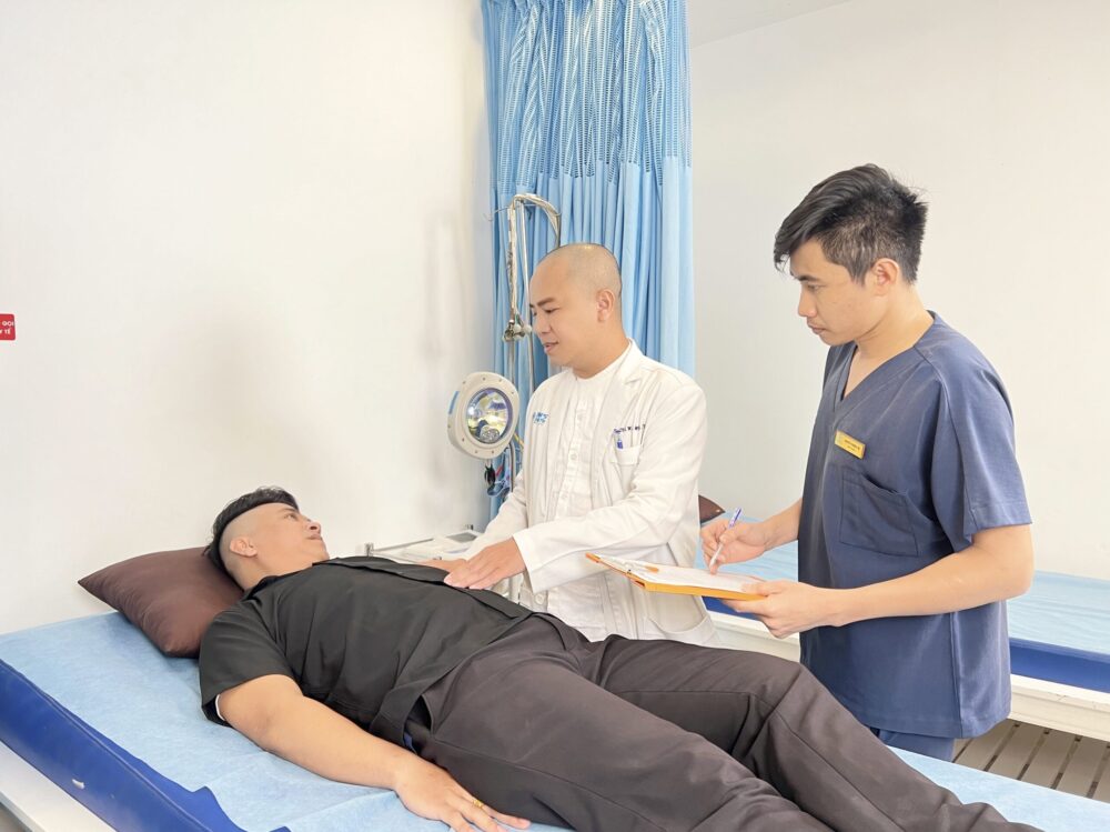 1. BS Duy thăm hỏi bệnh nhân sau phẫu thuật 1. BS Duy thăm hỏi bệnh nhân sau phẫu thuật