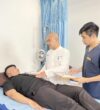 1. BS Duy thăm hỏi bệnh nhân sau phẫu thuật