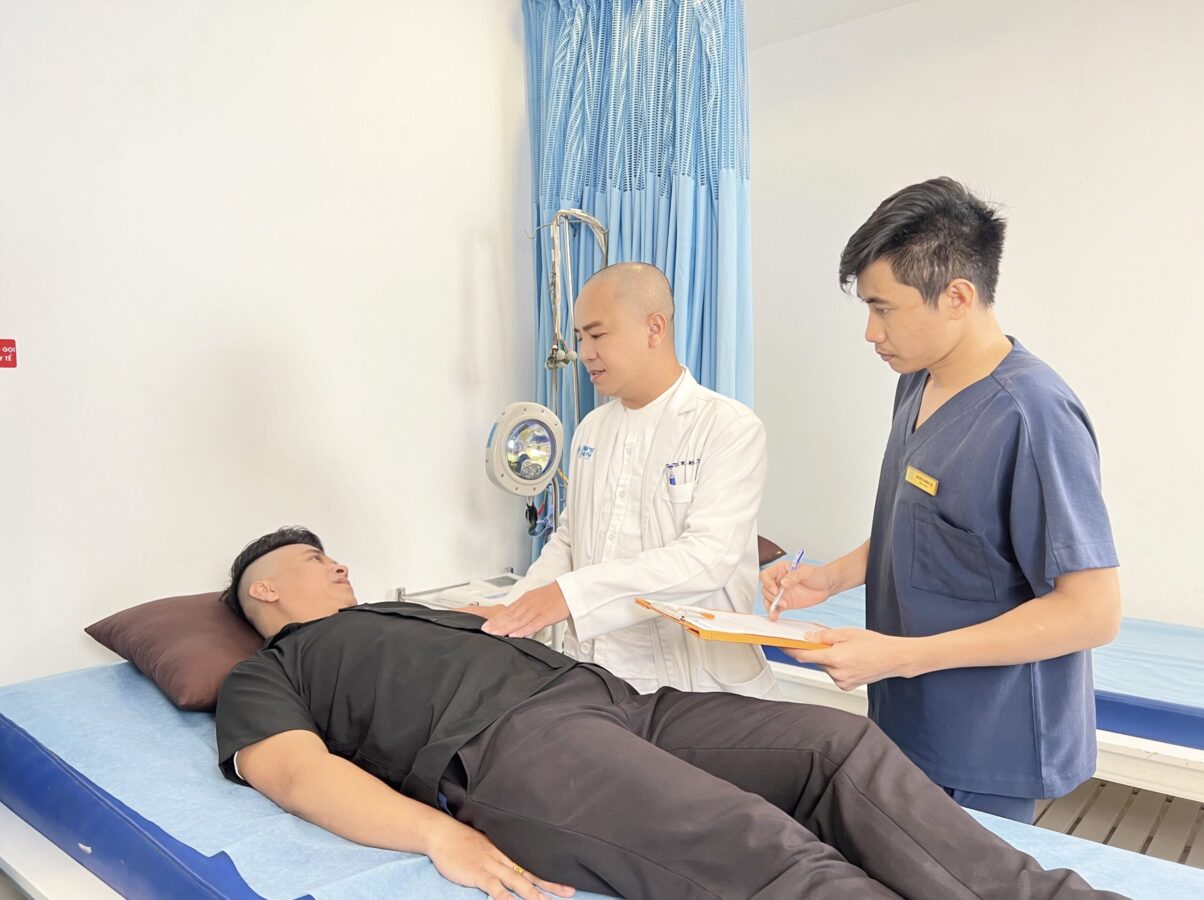 1. BS Duy thăm hỏi bệnh nhân sau phẫu thuật
