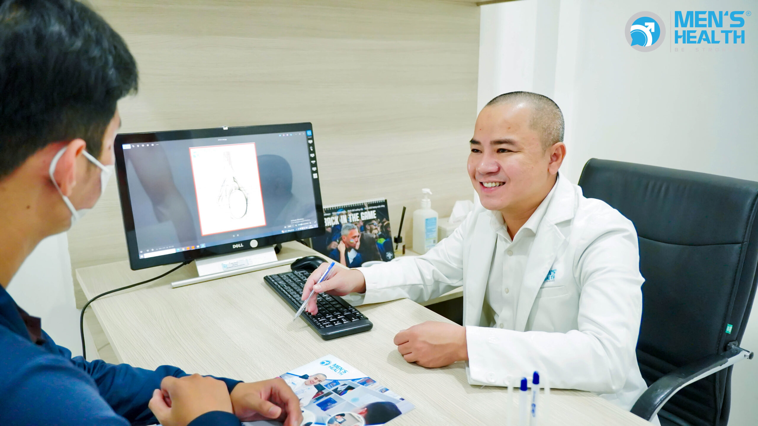 Bác sĩ Duy thăm khám cho bệnh nhân.