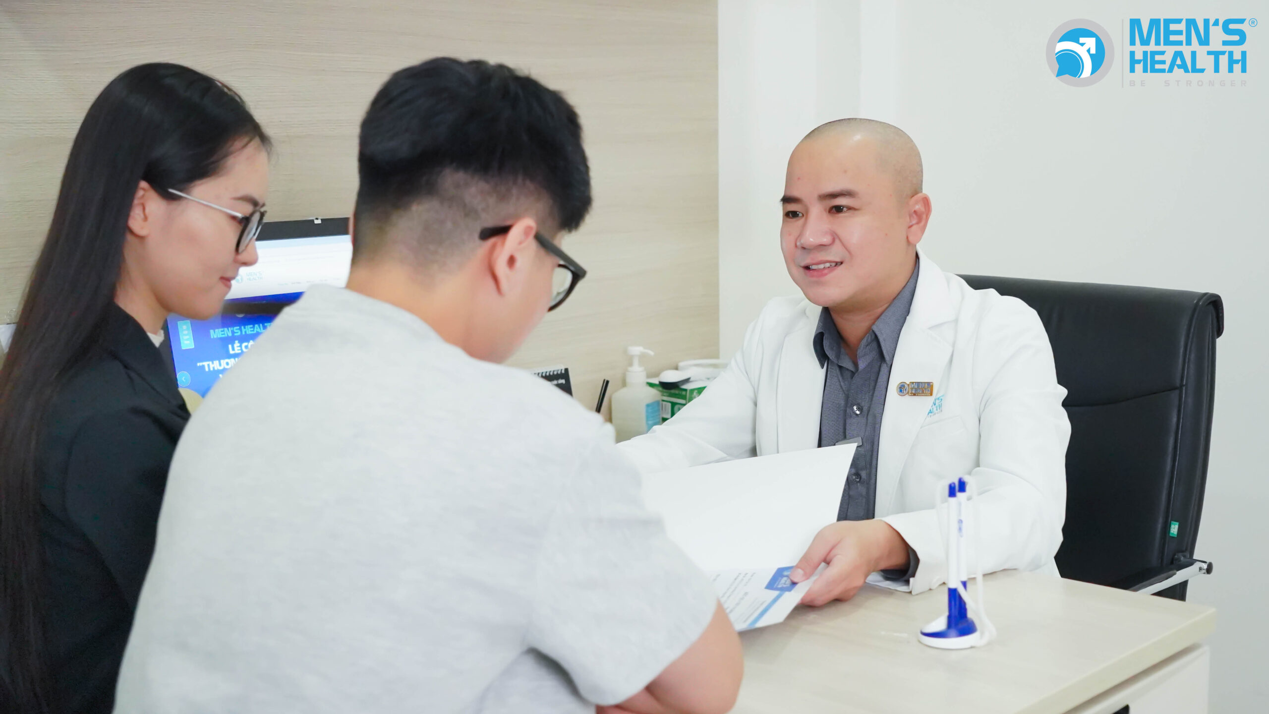 Bác sĩ Duy thăm khám cho bệnh nhân.