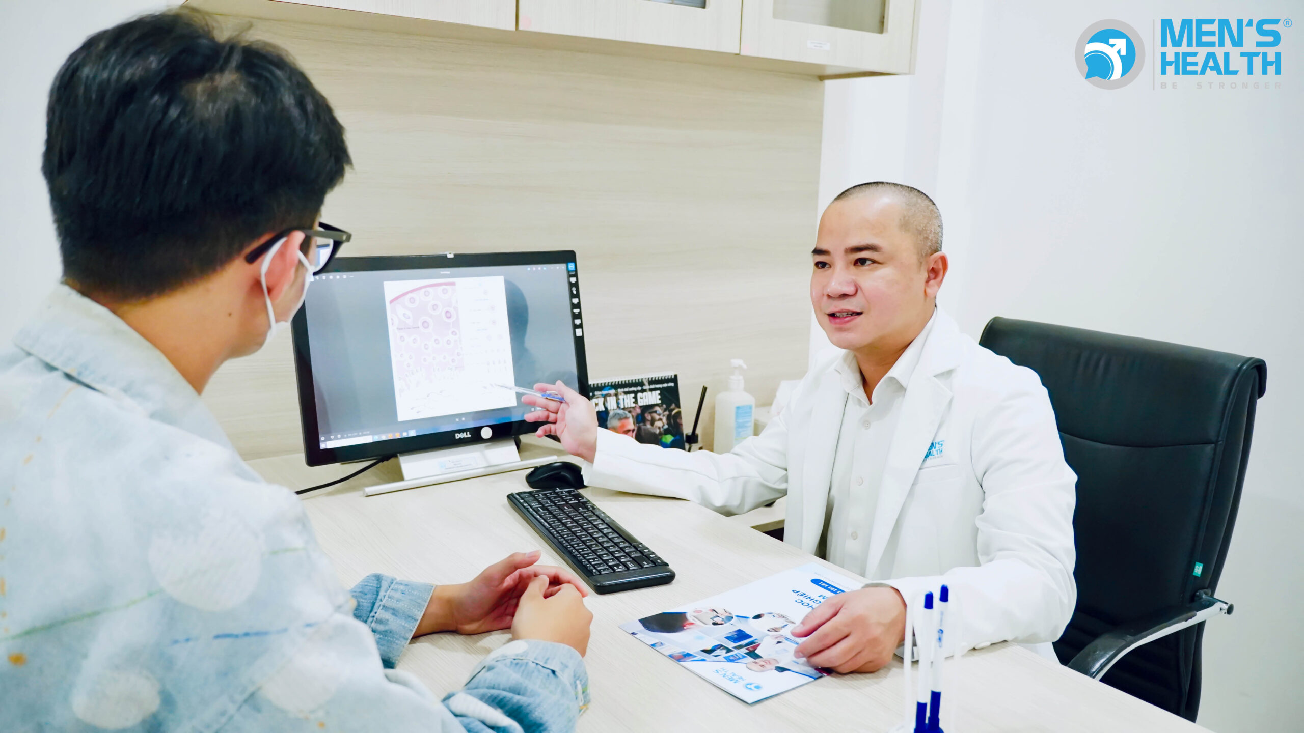 Bác sĩ Duy thăm khám cho bệnh nhân.