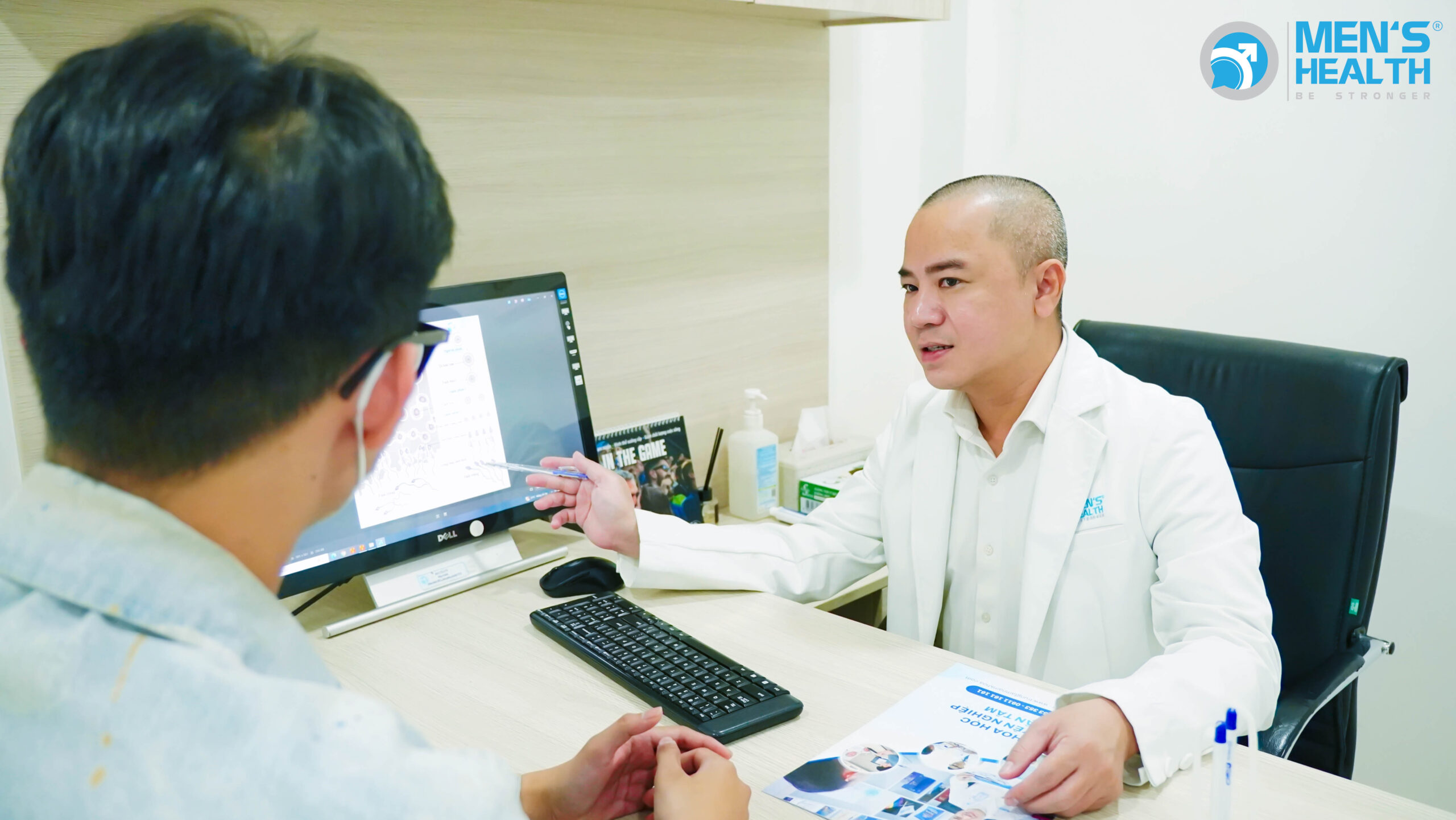 Bác sĩ Duy thăm khám cho bệnh nhân.