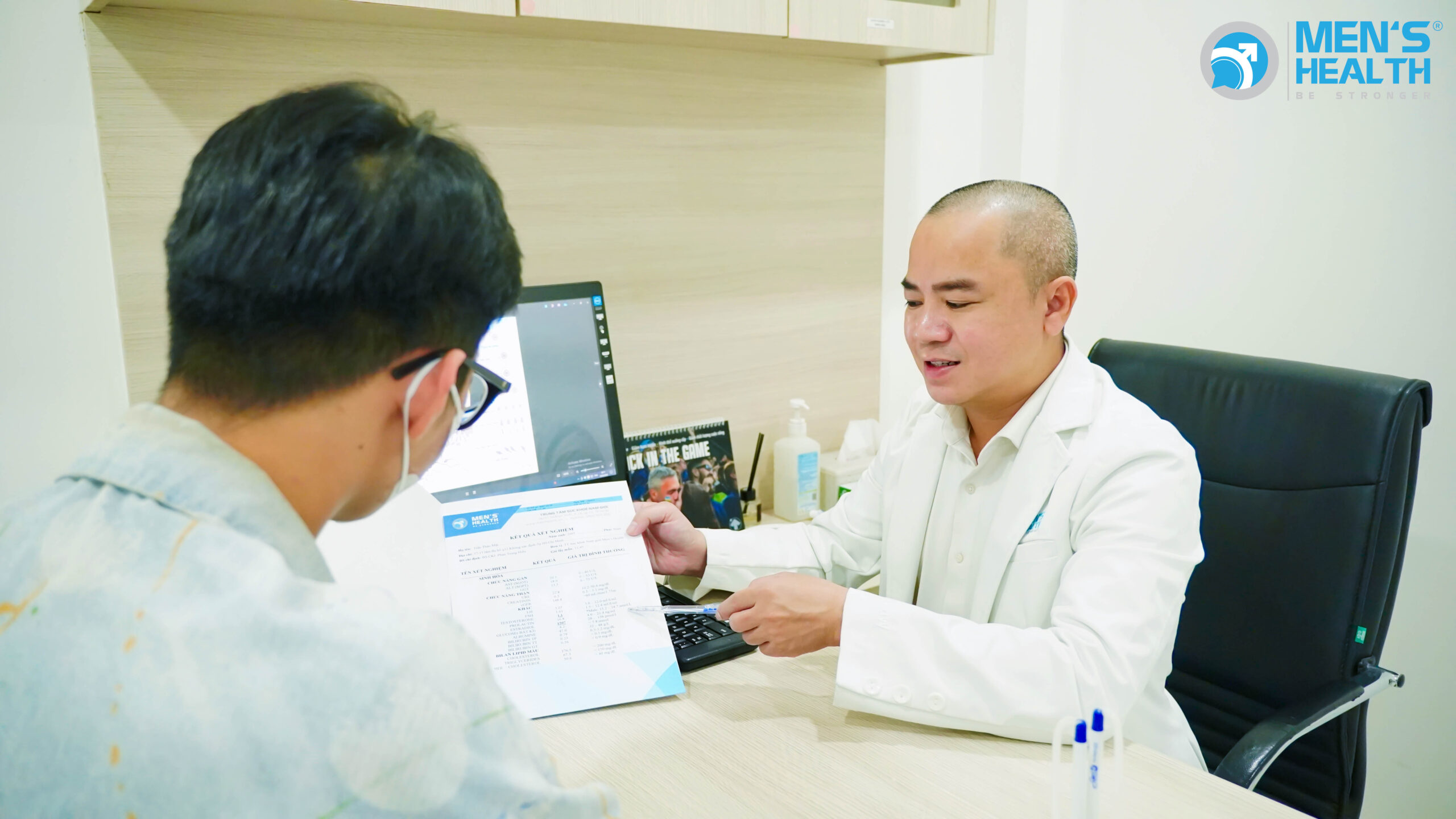 Bác sĩ Duy thăm khám cho bệnh nhân.