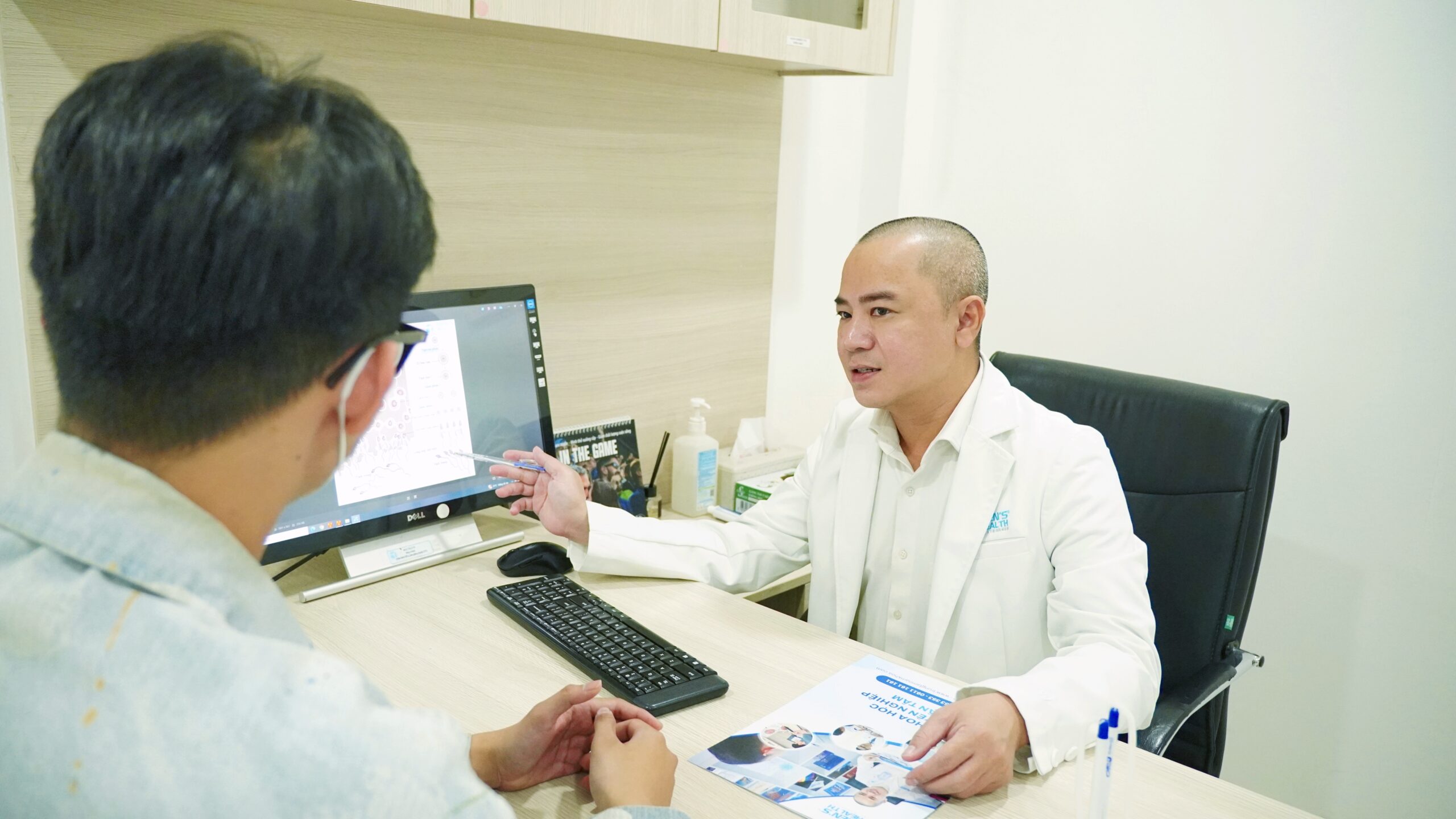 Bác sĩ Duy thăm khám cho bệnh nhân.