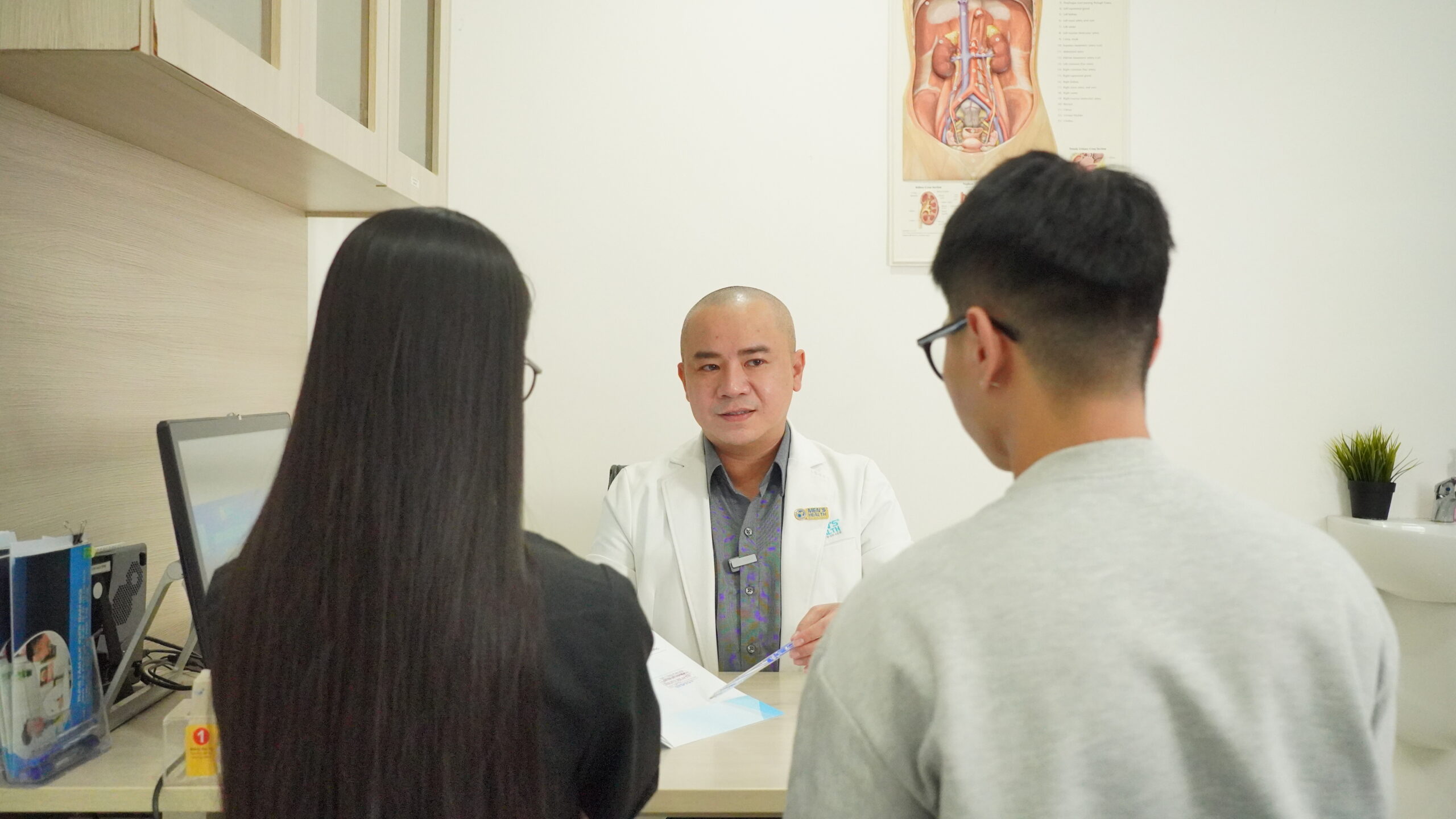 Bác sĩ Duy thăm khám cho bệnh nhân.